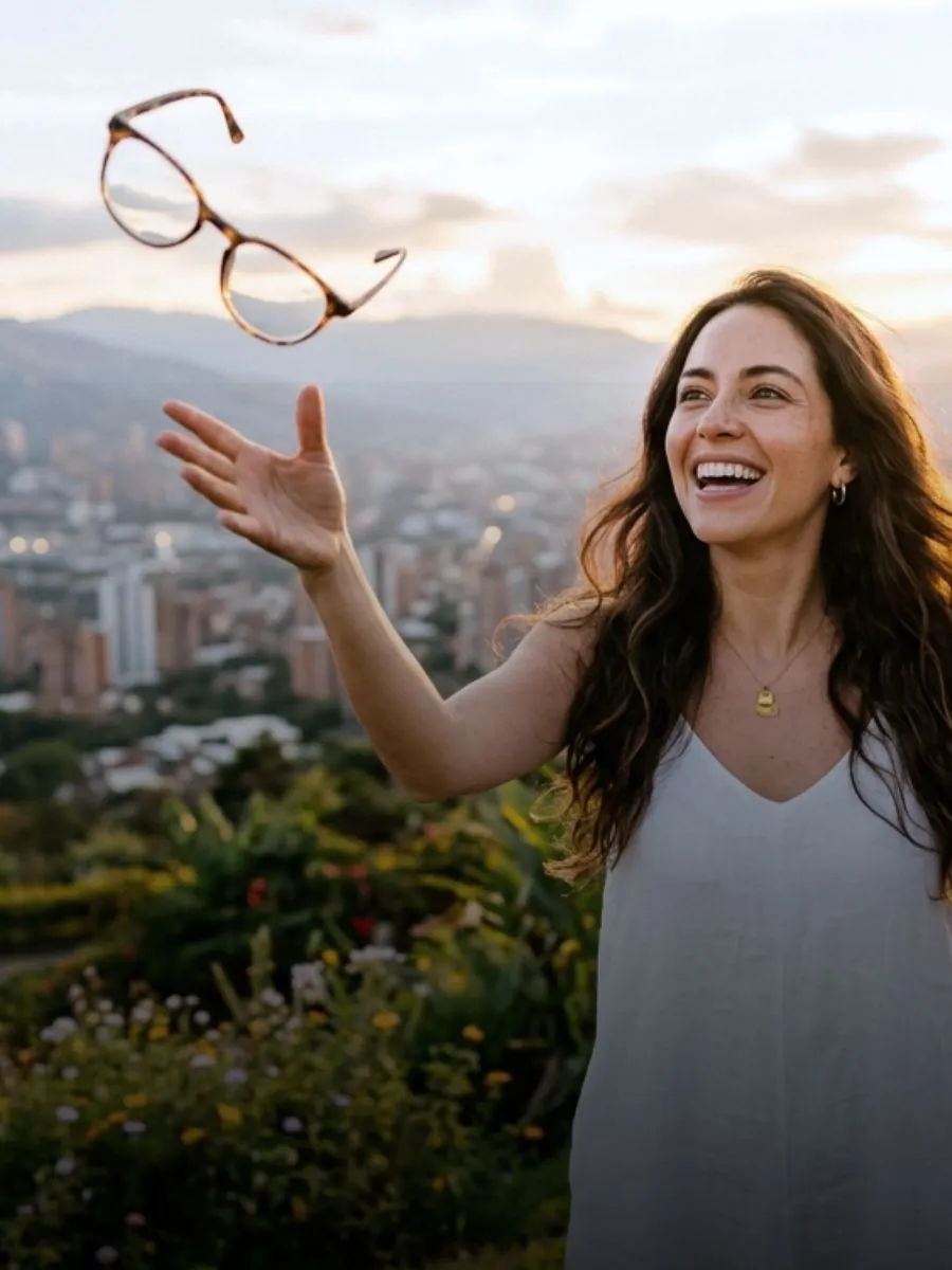 Paciente de cirugía refractiva en VIU lanzando sus gafas al aire en Barranquilla