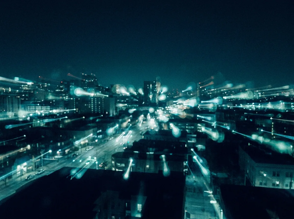 Ilustración de cómo puede percibirse el astigmatismo: las luces nocturnas de la ciudad se alargan en destellos y halos