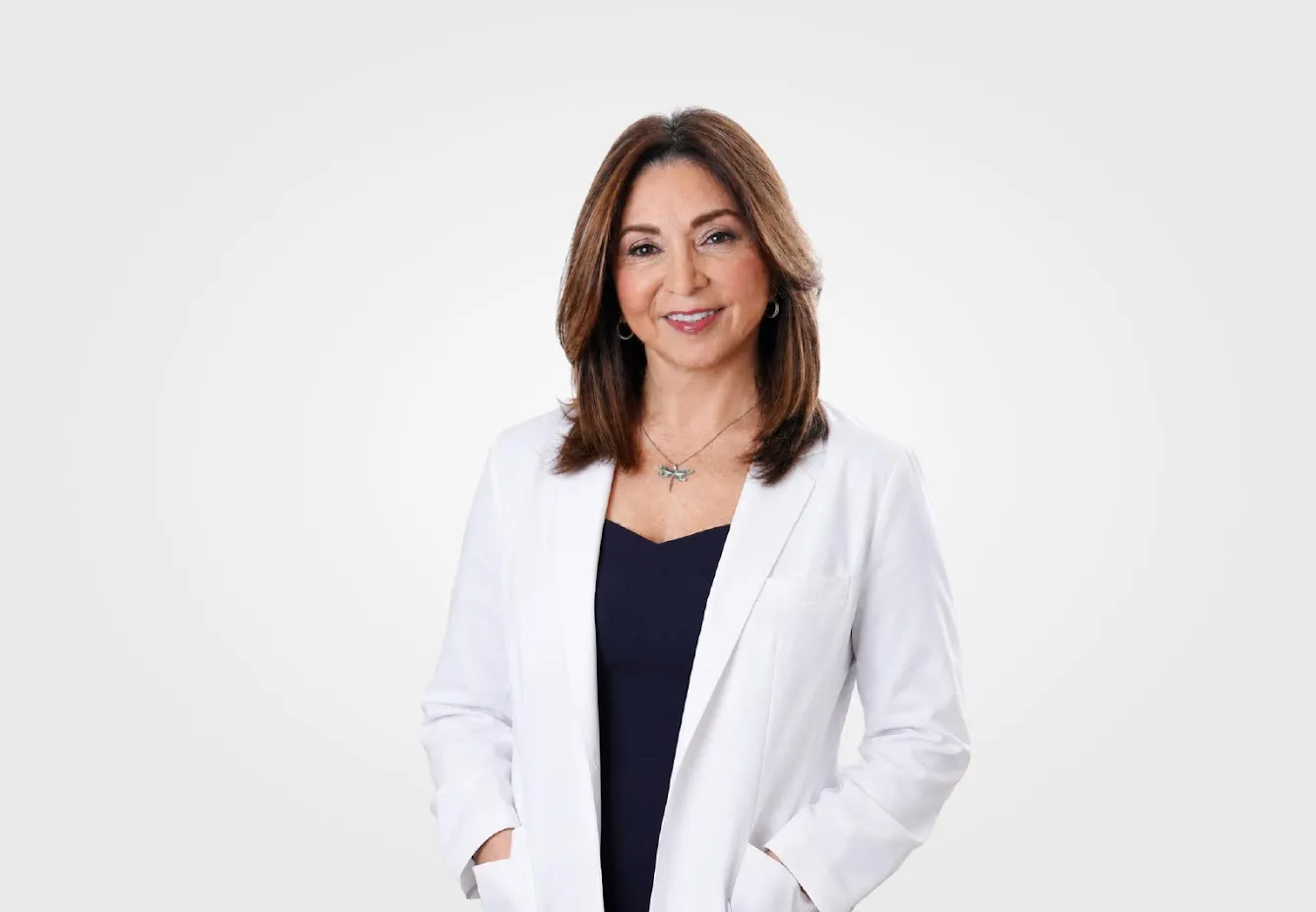 Dra. Luz Melo, oftalmóloga de VIU especializada en párpados, catarata y plástica ocular