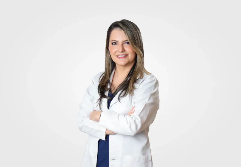 Dra. Juana Londoño, oftalmóloga de cirugía refractiva en VIU