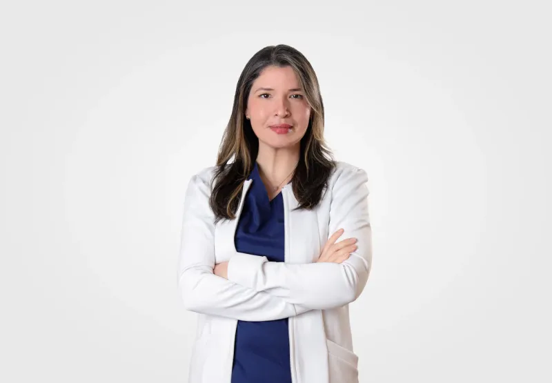 Dra. Natina Pinto, oftalmóloga de cirugía refractiva en VIU