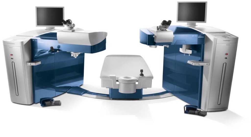 Plataforma de cirugía refractiva WaveLight: láser de femtosegundo y láser excímer unidos por la camilla de tratamiento