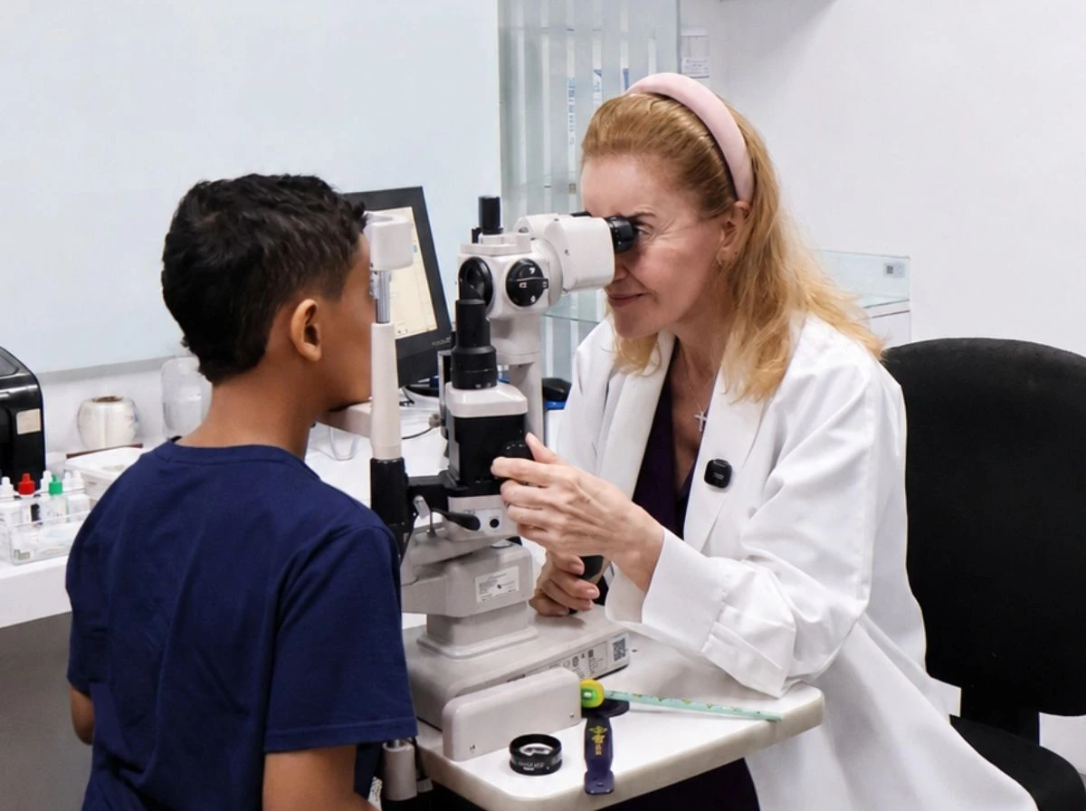 Revisión de la alineación ocular y de las estructuras del ojo en un paciente pediátrico en VIU, Barranquilla