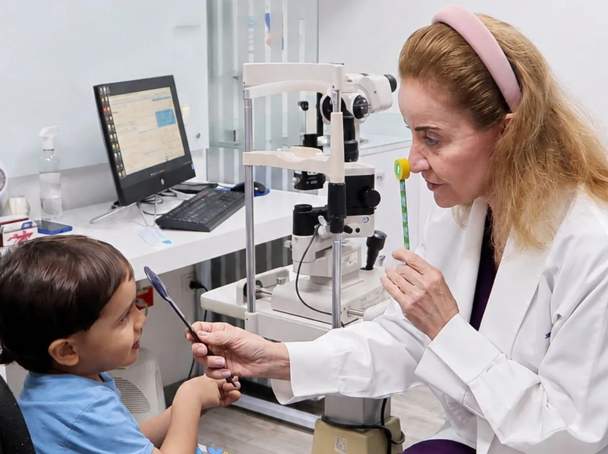 Especialista de VIU evaluando la conducta visual de un niño durante el examen oftalmológico pediátrico en Barranquilla
