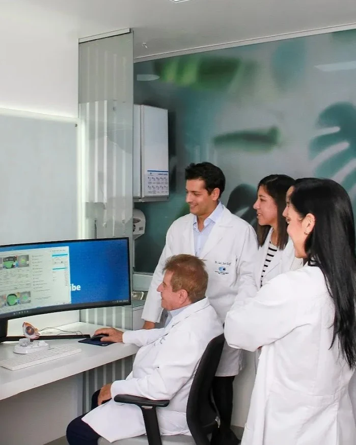 Educación médica y formación de oftalmólogos en VIU Clínica Oftalmológica Internacional