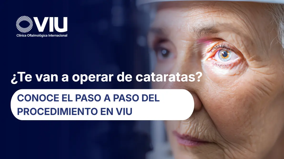 Paciente mayor durante un examen ocular en lámpara de hendidura, con el texto: ¿Te van a operar de cataratas? Conoce el paso a paso del procedimiento