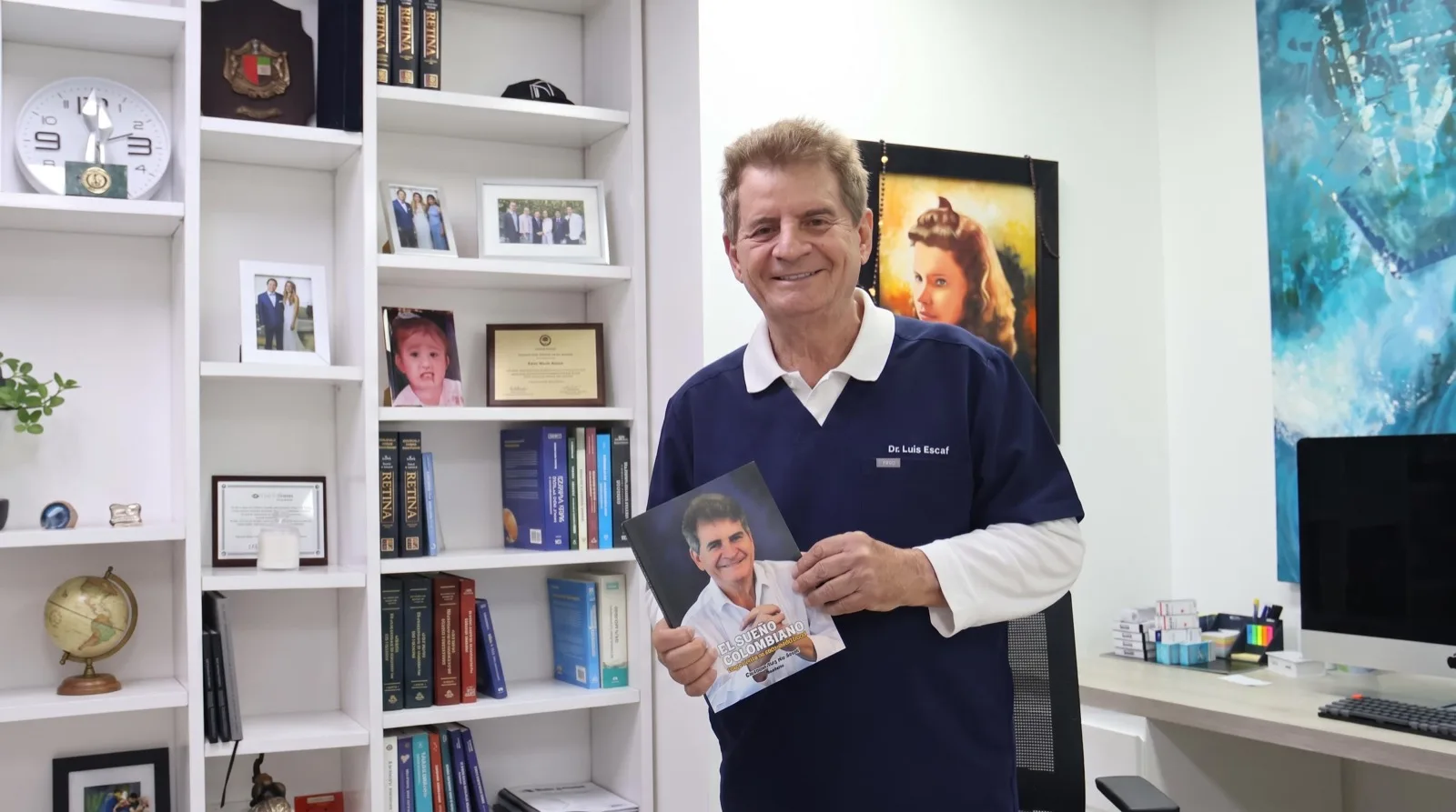 Dr. Luis Escaf Jaraba con el libro El sueño colombiano