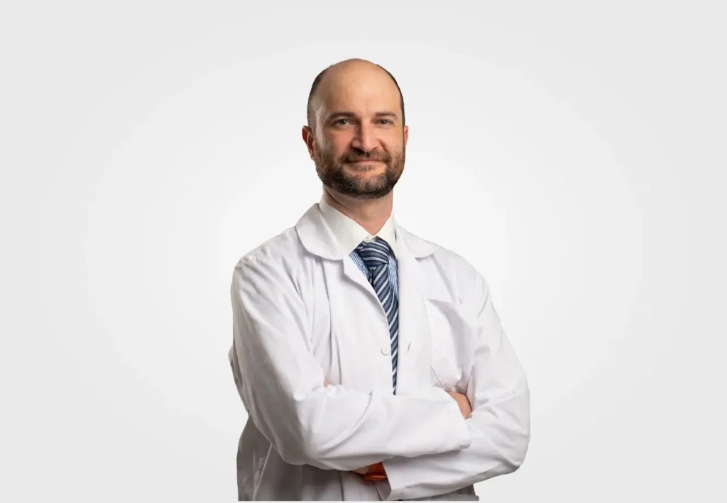 Dr. Santiago Morales, oftalmólogo de VIU