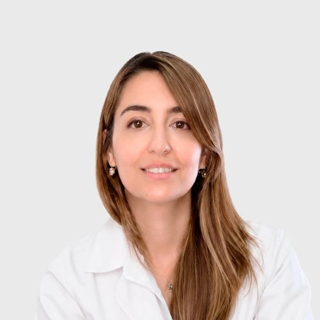 Dra. Verónica Fortuna, oftalmóloga especialista en plástica ocular